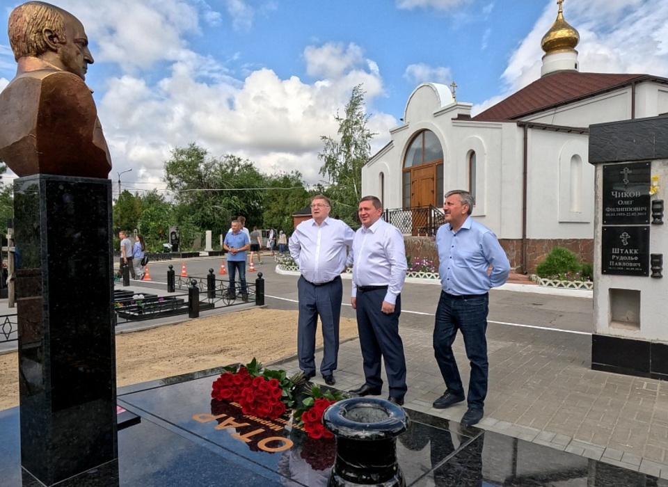 Губернатор области и глава Волгограда почтили память народного артиста России Отара Джангишерашвили